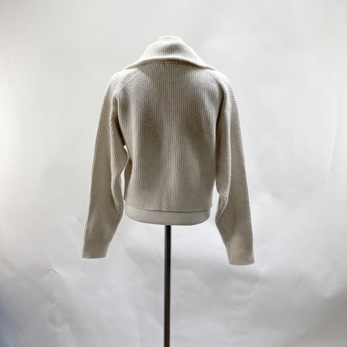 무신사스탠다드 2022 여성크롭반집업니트 S  상품이미지3