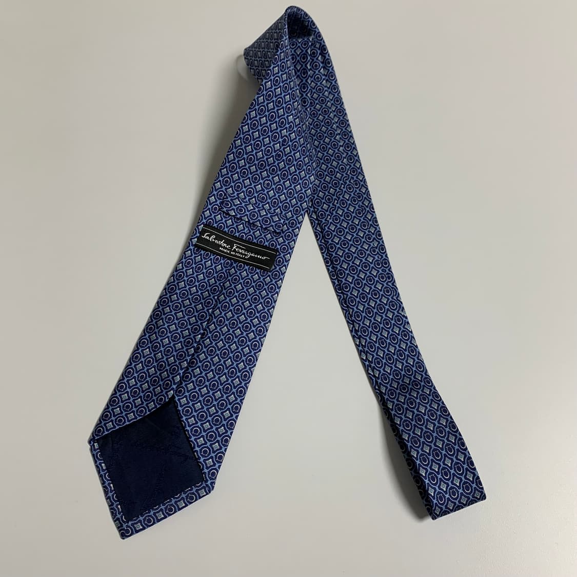 살바토레 페레가모 간치니 모노그램 명품넥타이 새상품급 8.2cm 상품이미지9