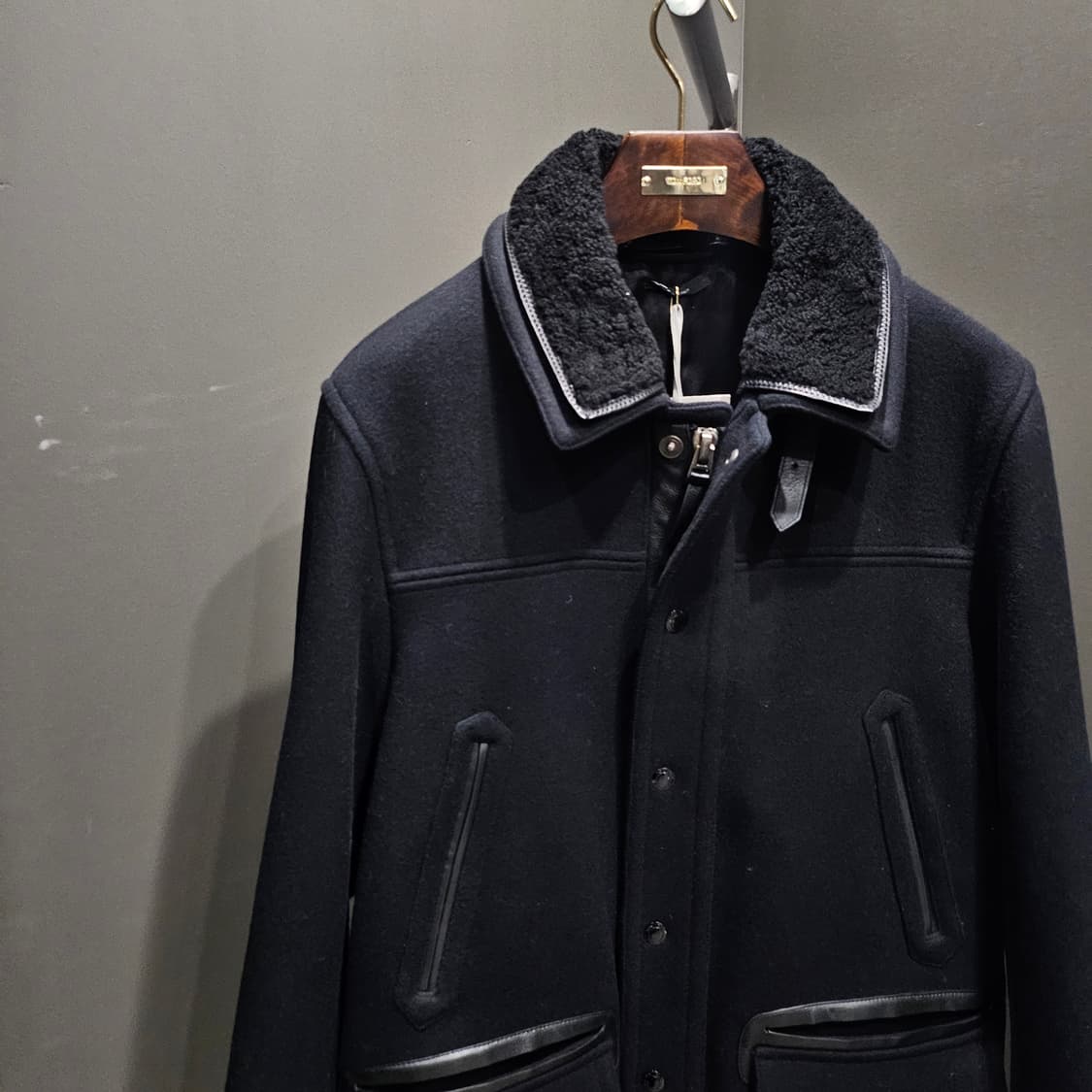 톰포드 쉐어링 레더트리밍 칼라 멜튼 울 드라이빙 신상 코트 상품이미지2