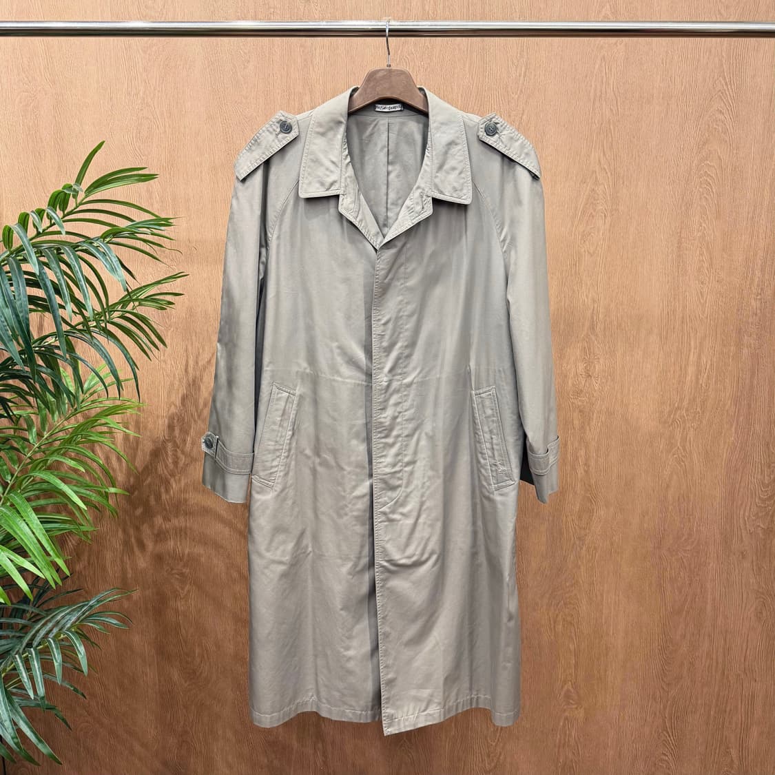 입생로랑 트렌치 코트 히든 버튼업 견장 백 슬릿 디테일 레귤러핏 그레이 상품이미지1