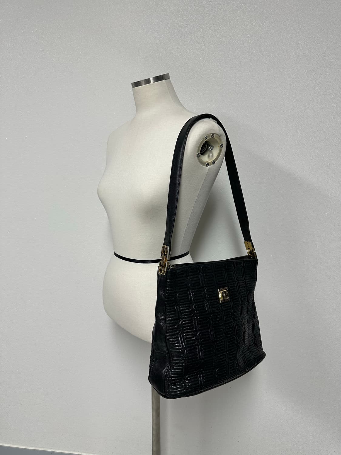 발렌시아가 레더 숄더백 상품이미지1