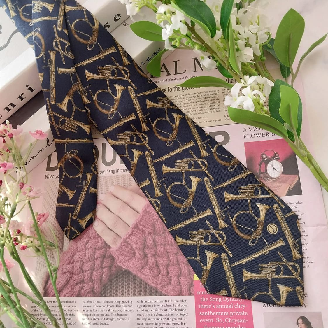 던힐 실크 네이비 트럼펫 패턴 넥타이 9.4cm A+등급 K1647
 상품이미지4