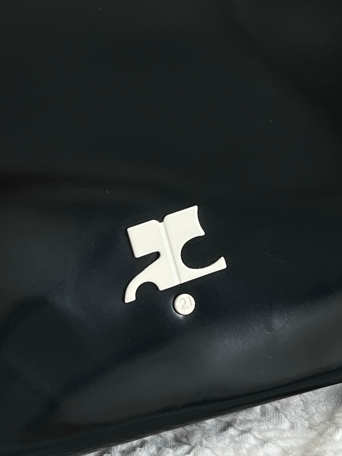 쿠레쥬 블랙 앤 화이트 링 핸들 토트백 꾸레쥬 상품이미지3