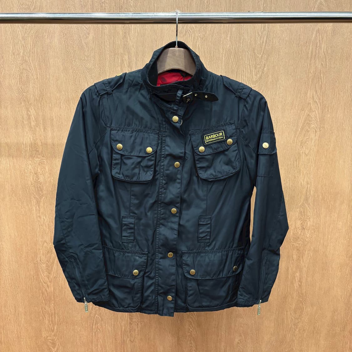 바버 하이넥 자켓 멀티 포켓 로고 자수 패치 슬리브 지퍼 디테일 블랙 상품이미지2