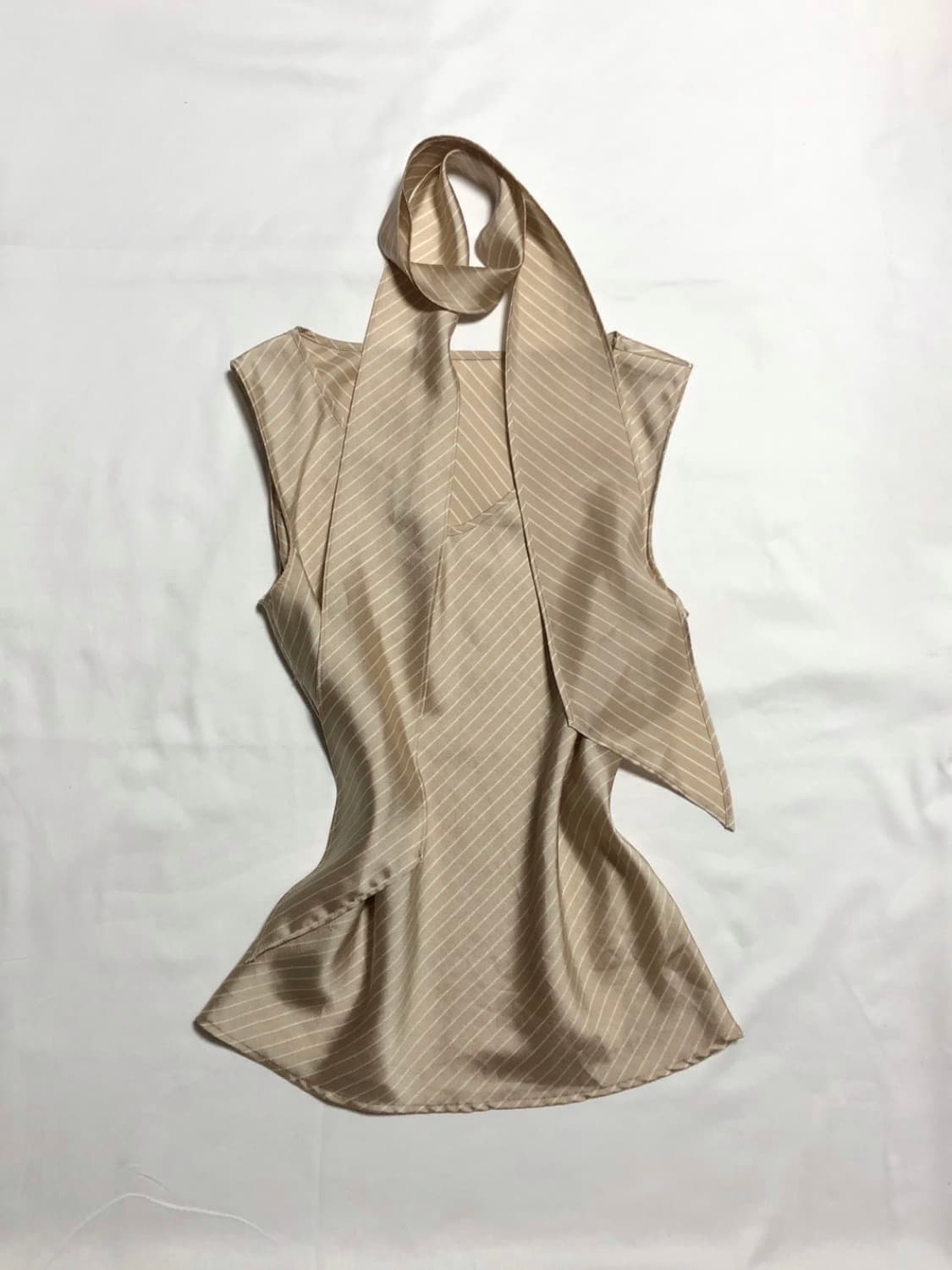 스트라이트 스카프 슬리브리스 블라우스 베이지 상품이미지4