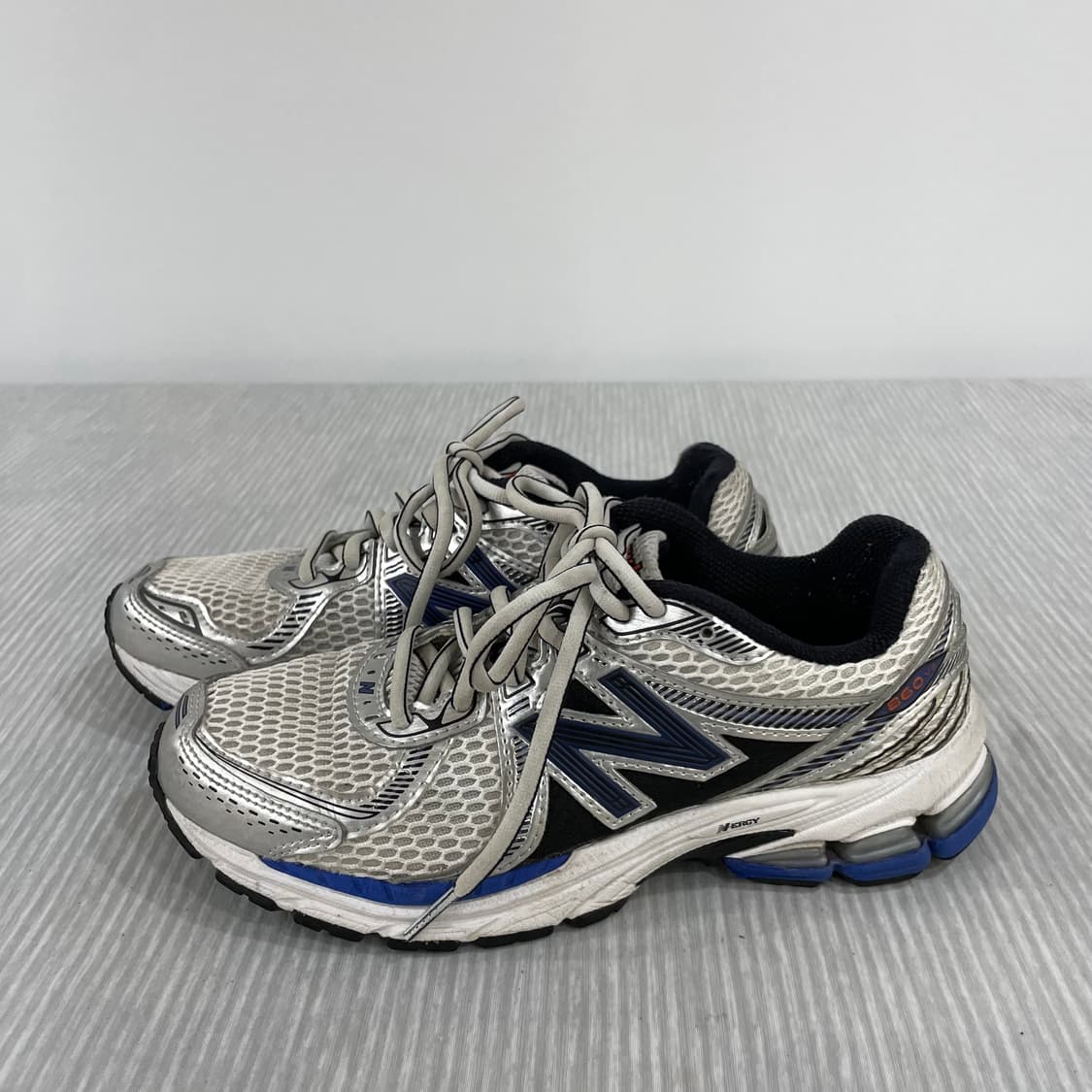 757) 뉴발란스 860v2 메탈릭 실버 225mm 상품이미지3
