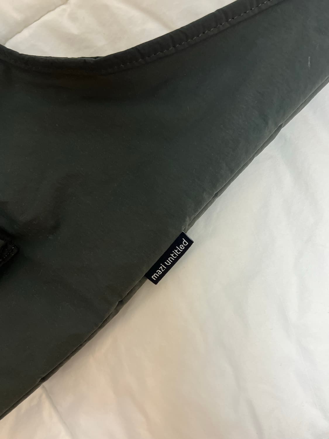 마지언타이틀 패디드 보어백 크로스 그레이 상품이미지3