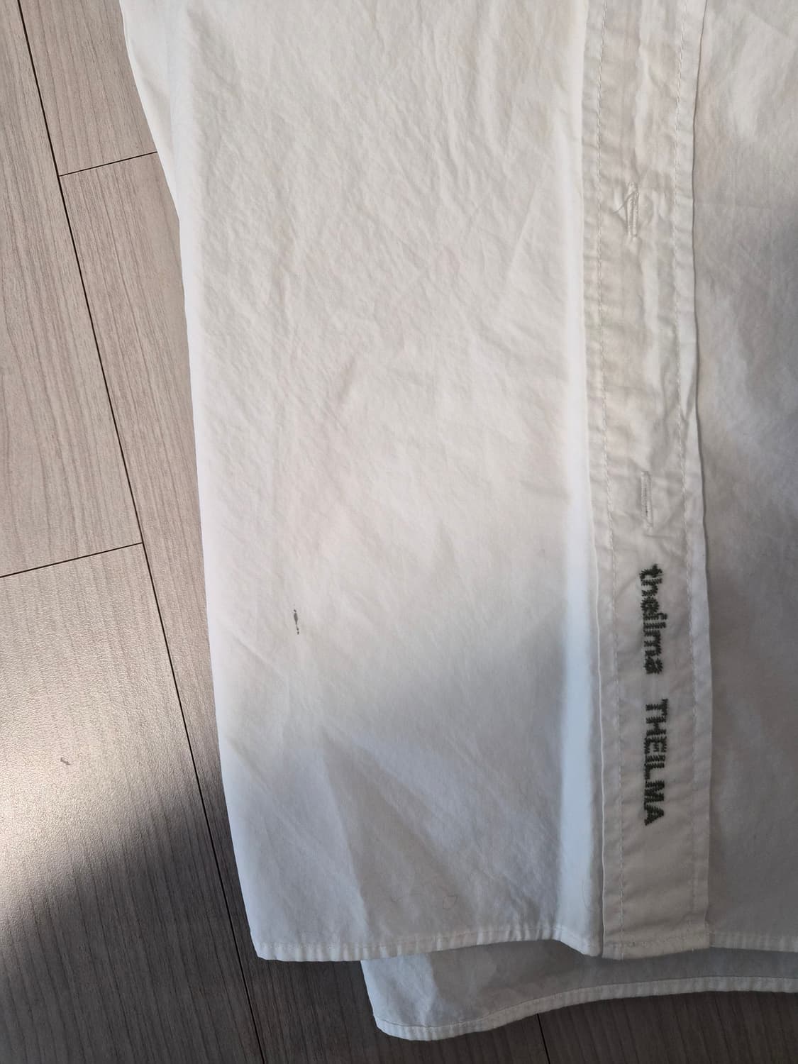 더일마(THE ILMA) 화이트 오버핏 데미지 커팅 셔츠 상품이미지6