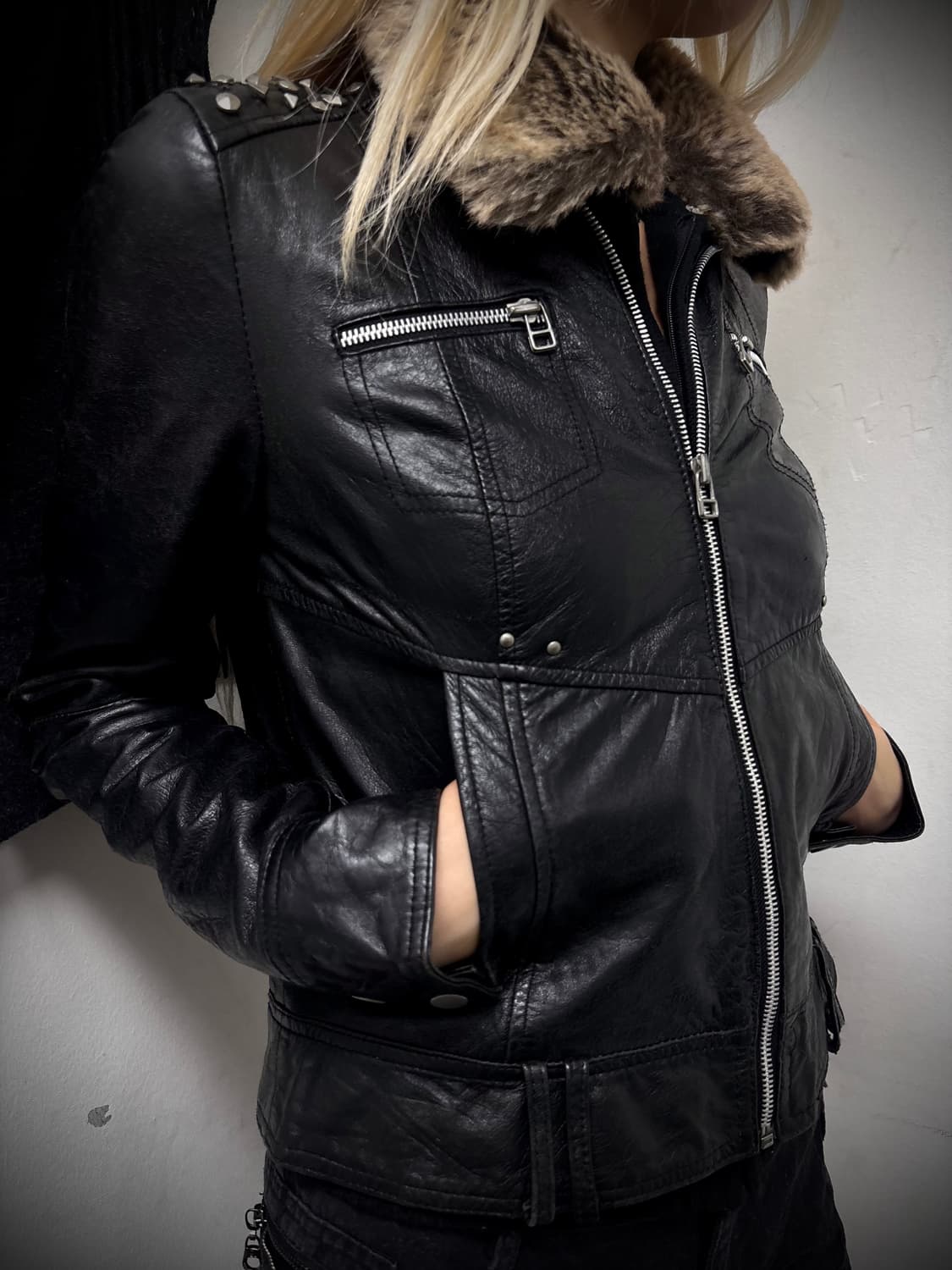 “Vintage” Fur Detail Black Slim Fit Knit 상품이미지4