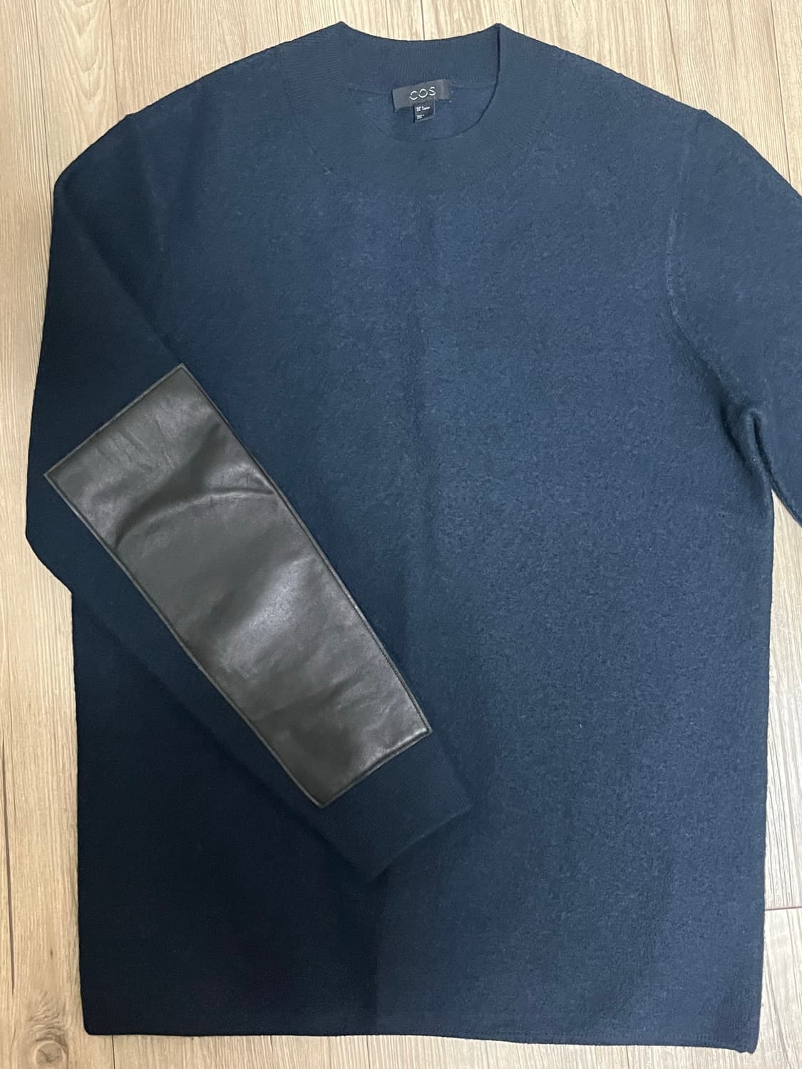 COS 네이비 가죽패치 니트 상품이미지1