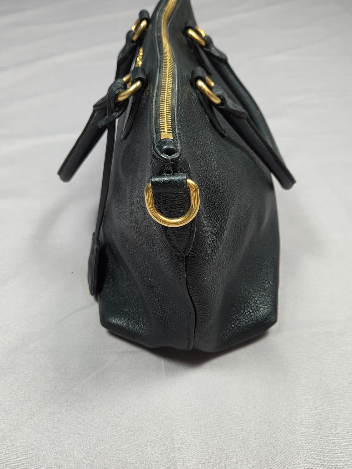 [프라다] 비텔로 다이노 레더 골드 메탈 로고 토트백 | G00012 상품이미지3