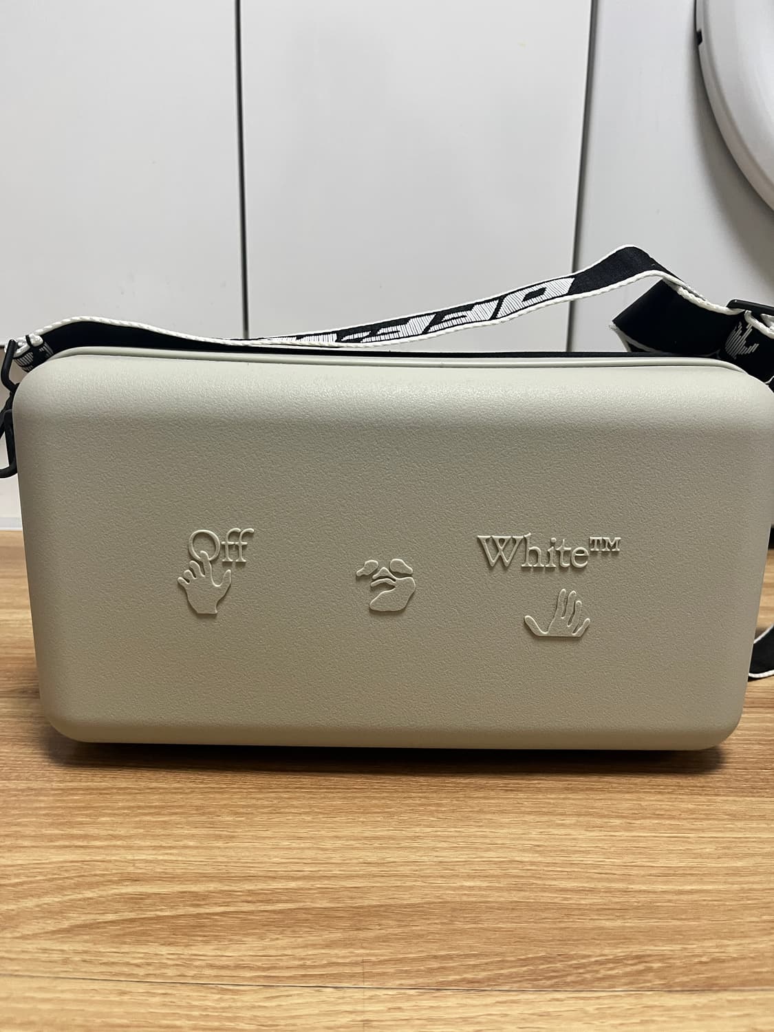 오프화이트 x 아모레퍼시픽 프로텍션 박스 판매합니다. 상품이미지2