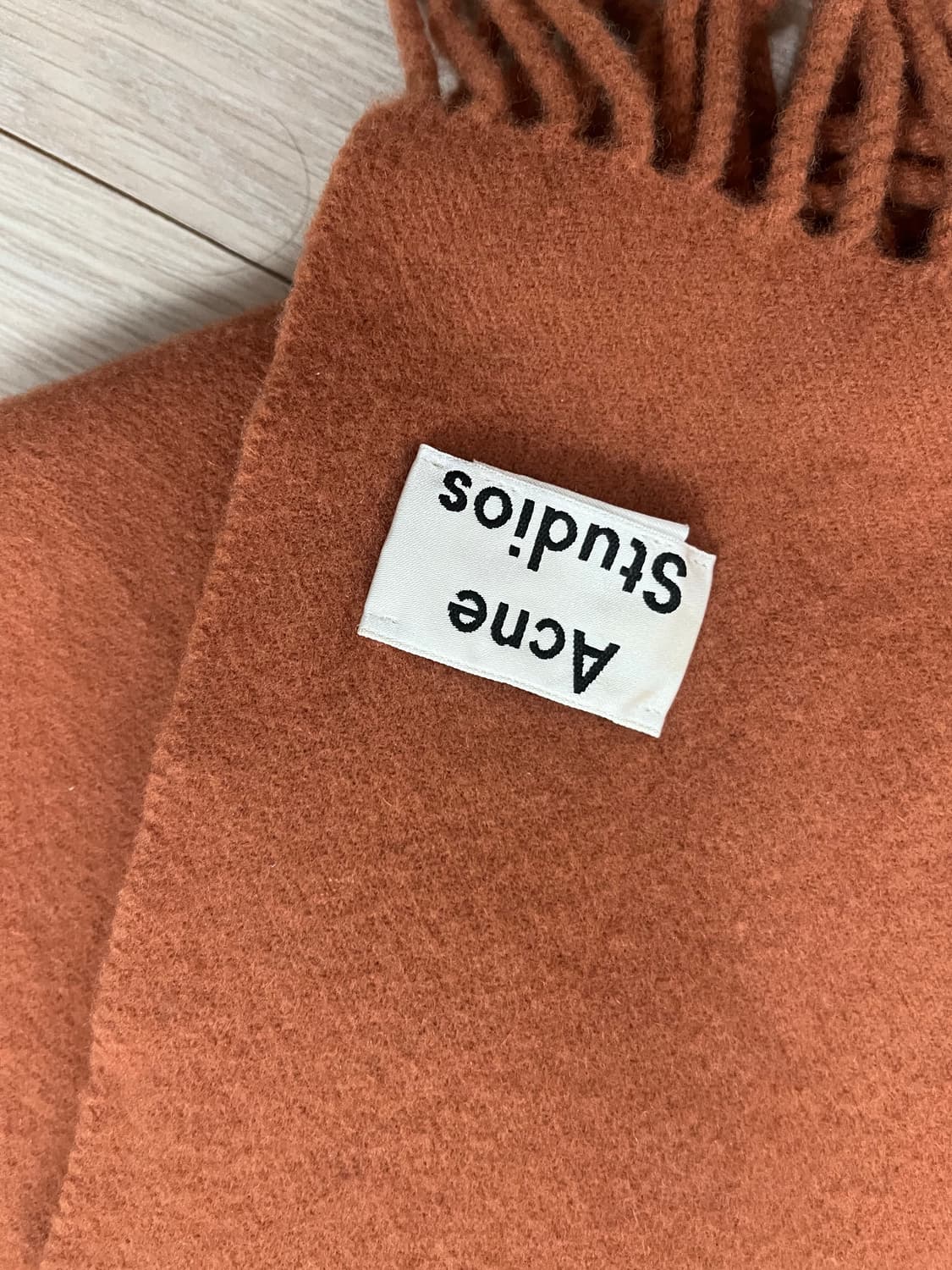 아크네 스튜디오 울 머플러 브라운 색상입니다. 100% 울 소재로 되어있 상품이미지3