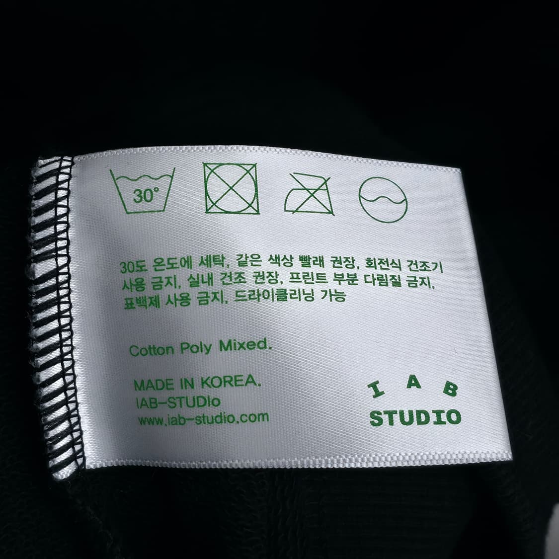 [L] 아이앱 IAB 스튜디오 블랙 맨투맨 상품이미지8