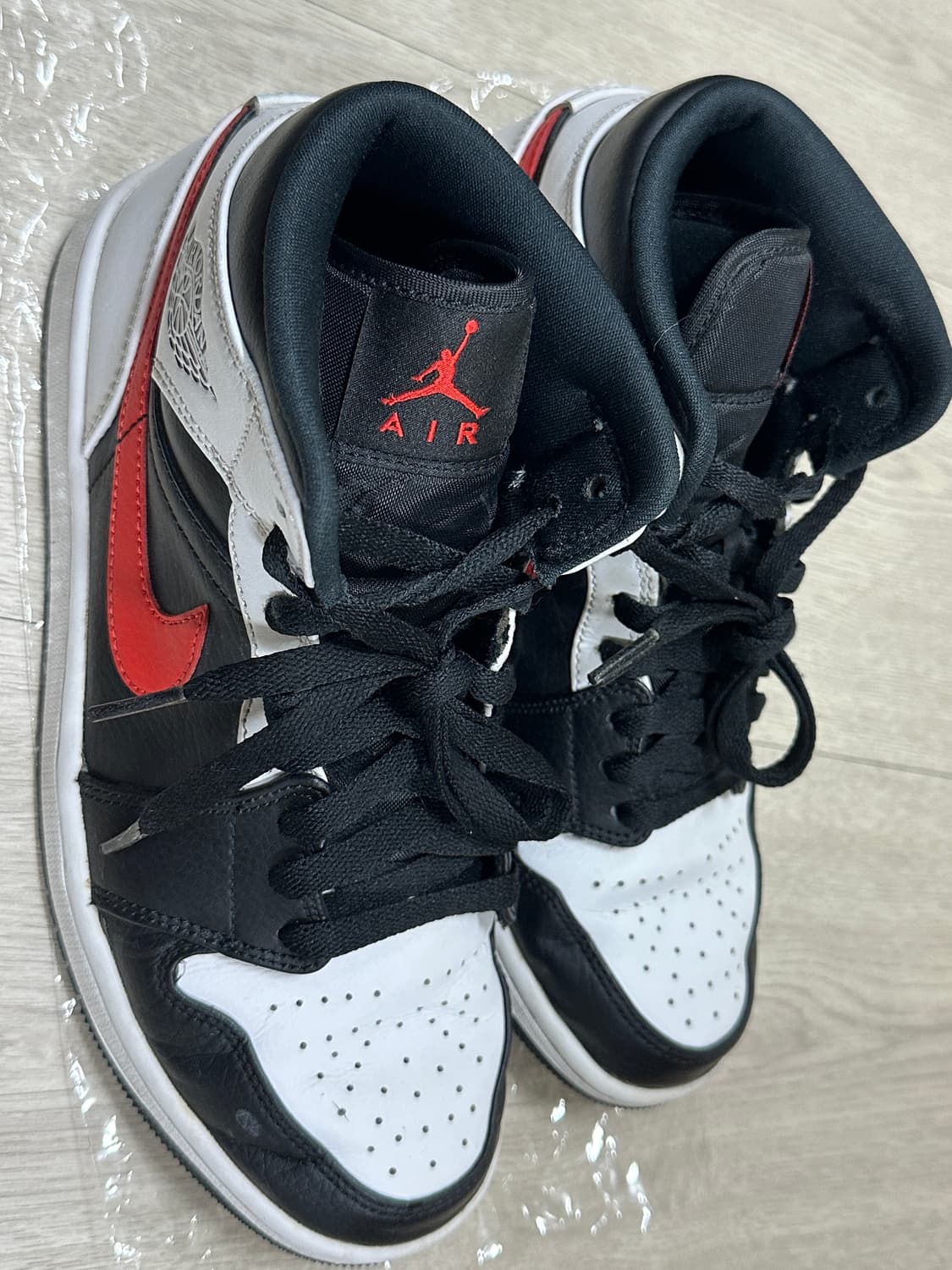 조던 1 미드 블랙 칠리 레드 상품이미지2