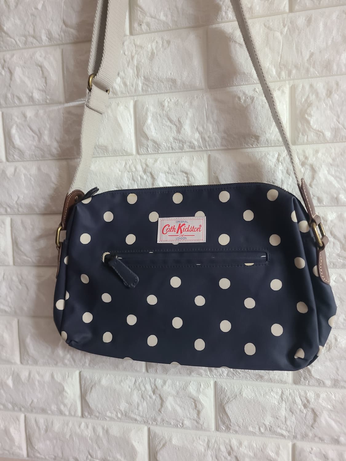 캐스키드슨 네이비 도트 크로스백 상품이미지1