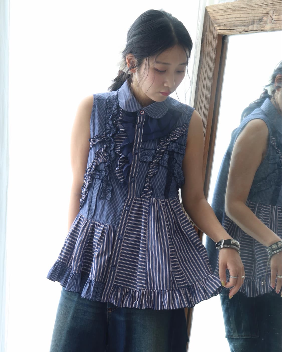 [Beams Boy] Tori-To Navy Ruffle Blouse 상품이미지1