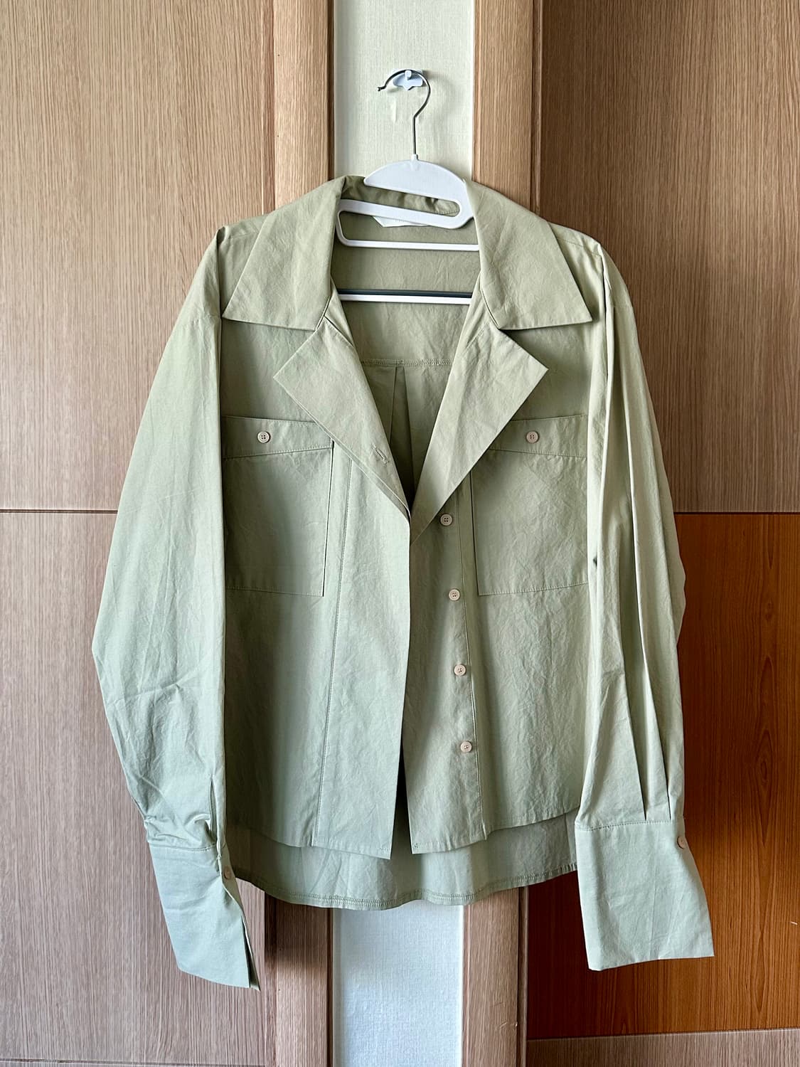 (새상품) 카키색 포켓 면 오버핏 셔츠 상품이미지3