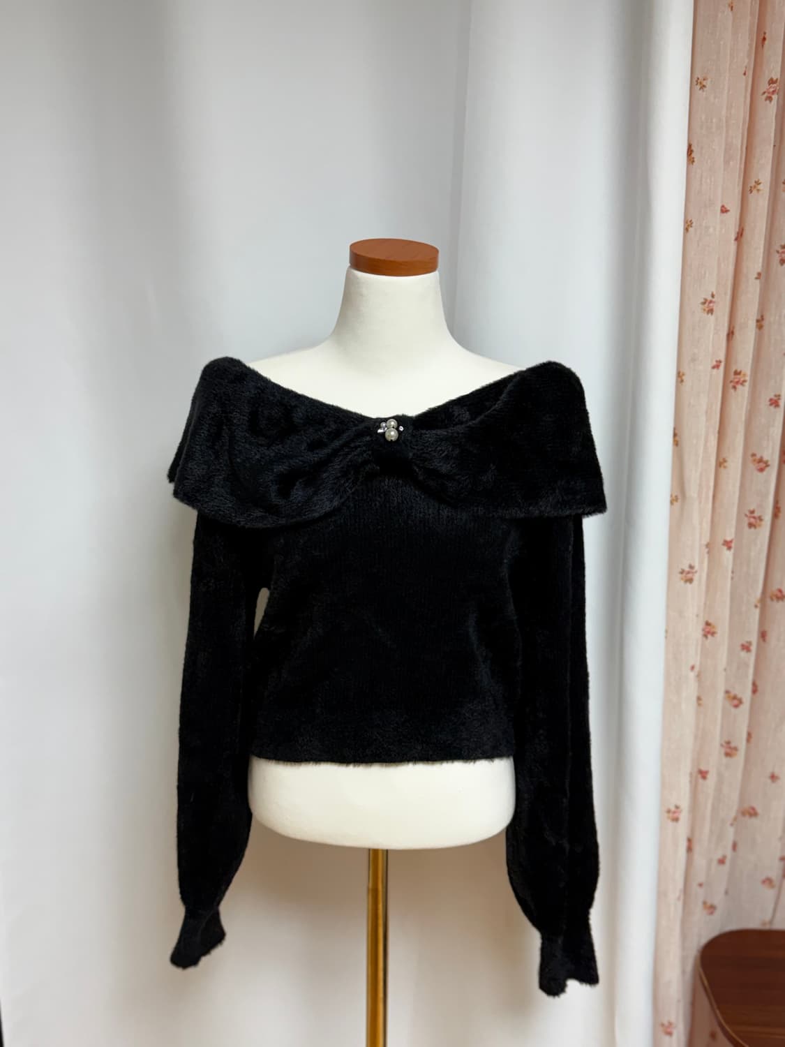 빈티지 리본 퍼 오프숄더 니트 상품이미지1