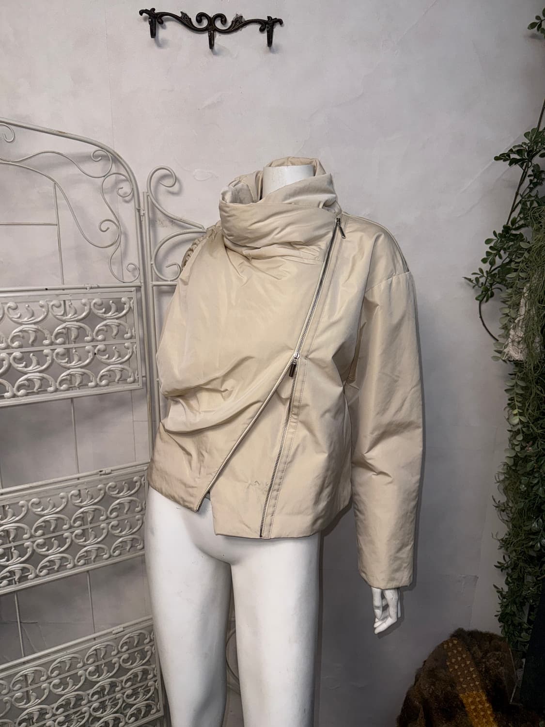 Ivory draped shirring two ways puffer 상품이미지3