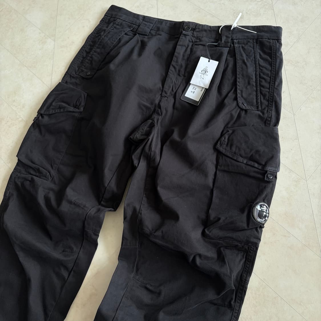 [새상품]CP컴퍼니 씨피컴퍼니 스트레치 루즈핏 렌즈 로고 팬츠 블랙 상품이미지1