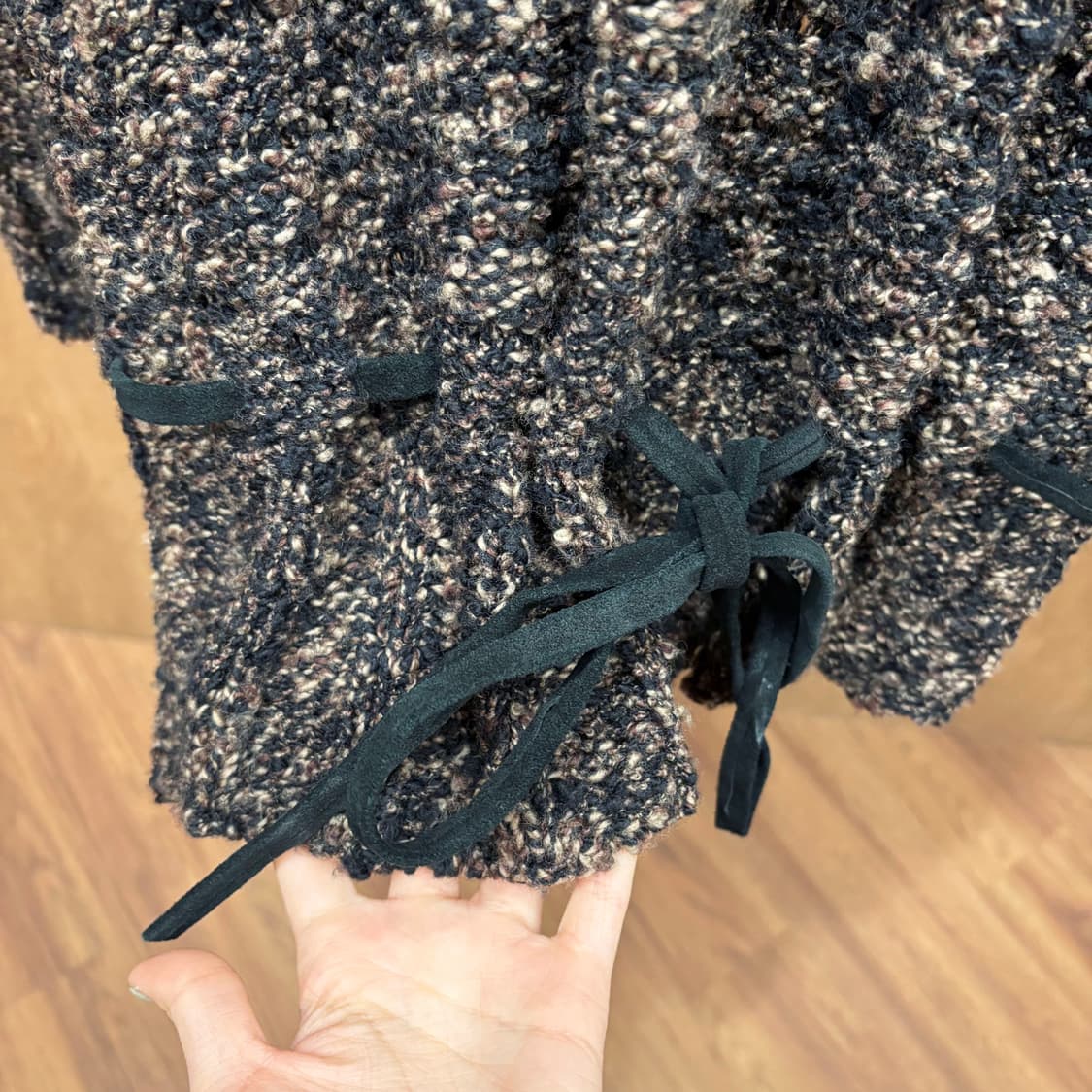 막스마라 루즈핏 부클레 카울넥 긴팔 니트 밑단 스트링 디테일 블랙 브라운 상품이미지6