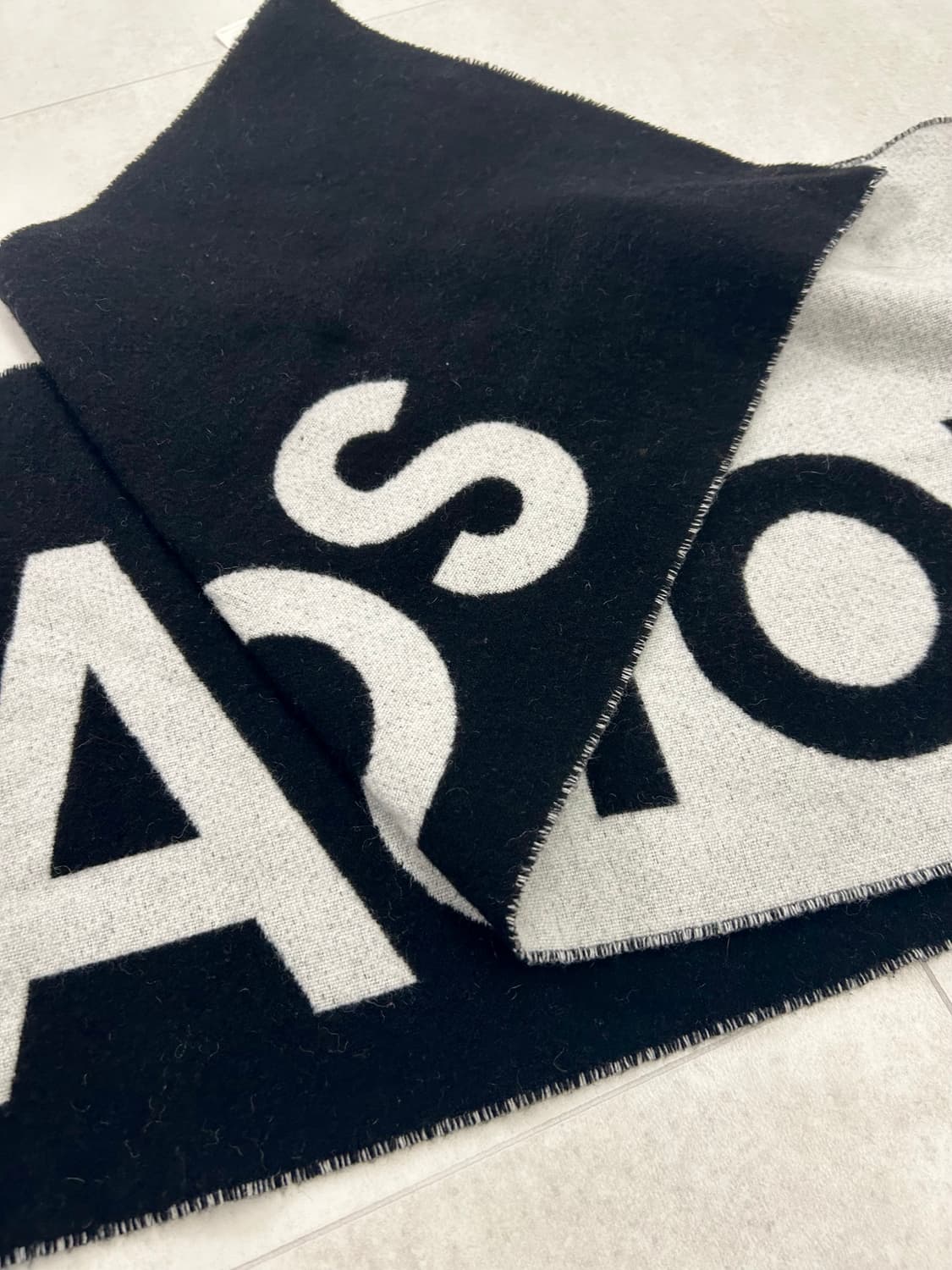아크네 스튜디오 로고 자카드 머플러 블랙 화이트 상품이미지5