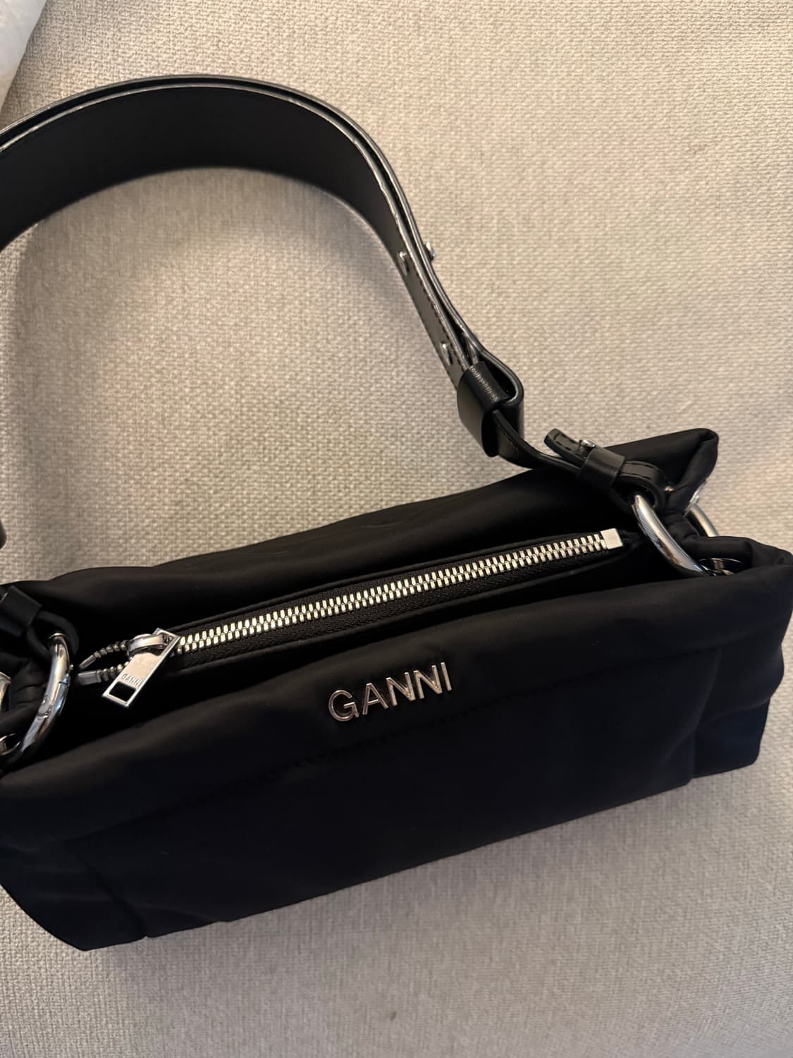 Ganni pillow baguette bag 가니 바게트백 필로우백 상품이미지6