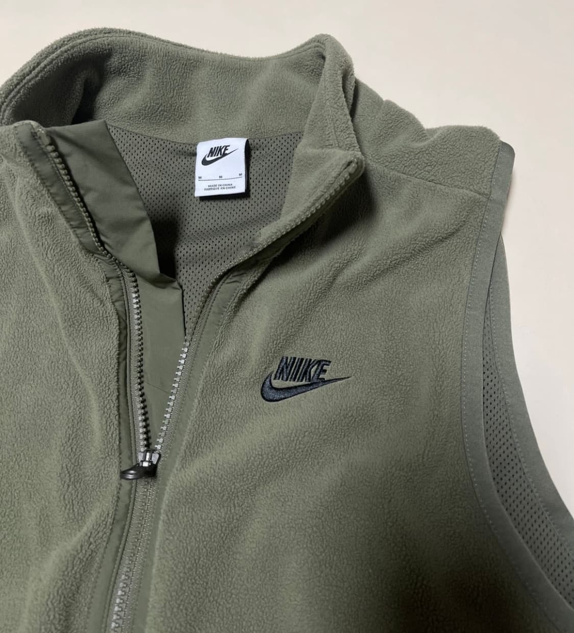 나이키 클럽 플리스+ 윈터라이즈드 베스트 올리브 상품이미지3