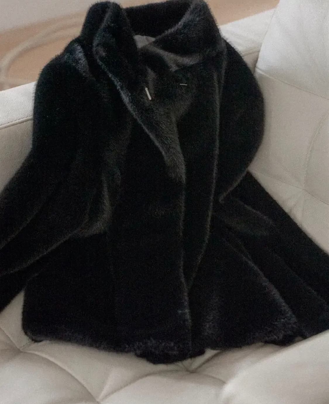 (새상품급) 엘리오티 퍼자켓 블랙 윤비누 착용 상품이미지1