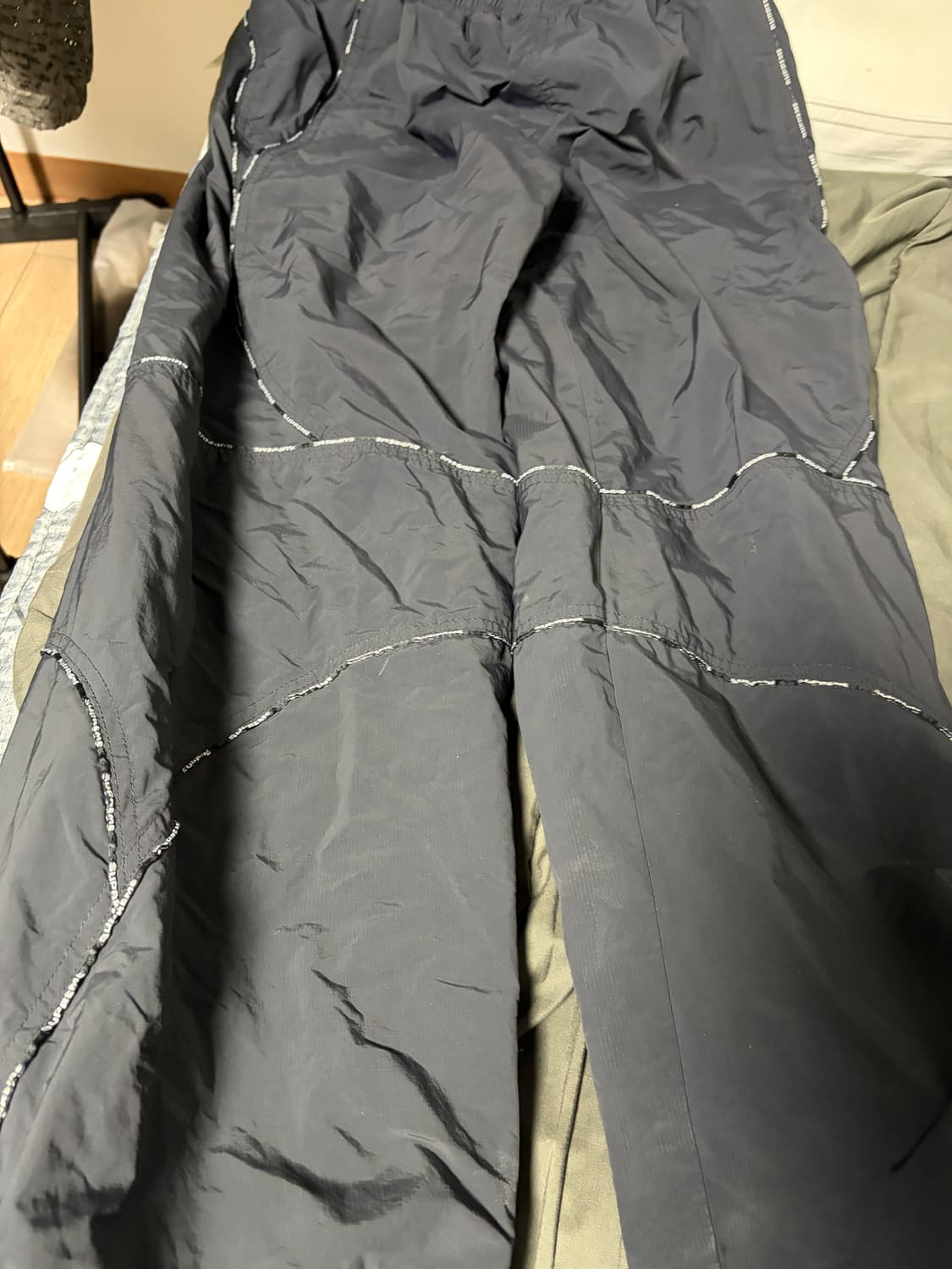 슈프림 로고 파이핑 트랙 팬츠 블랙 - 23FW 상품이미지2