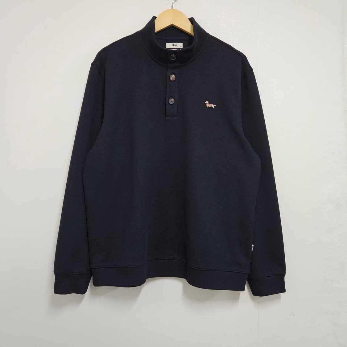 110 닥스 강아지자수 하프넥 버튼 니트 다크네이비 상품이미지2