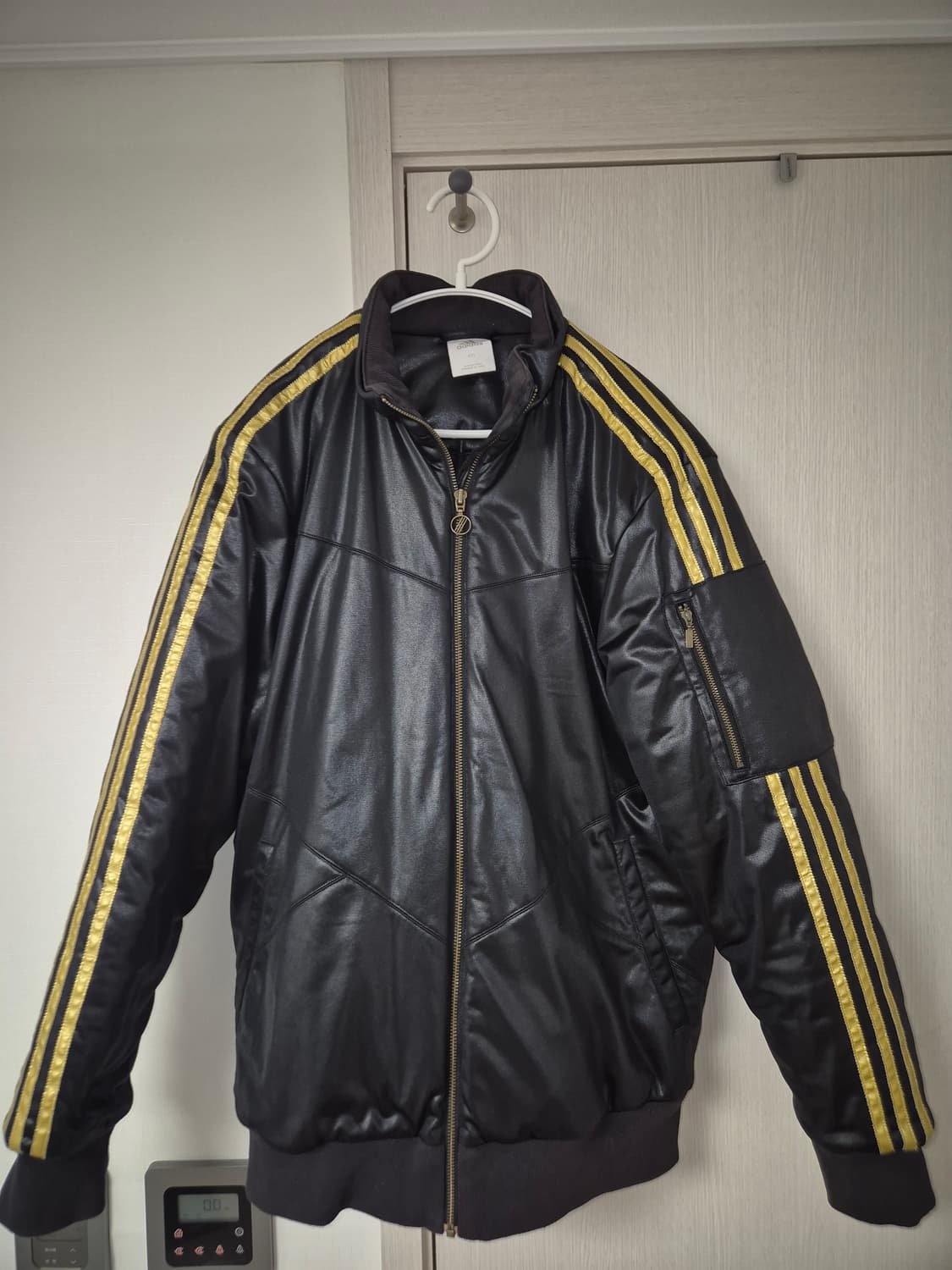 아디다스 검금 유광 패딩점퍼 상품이미지1