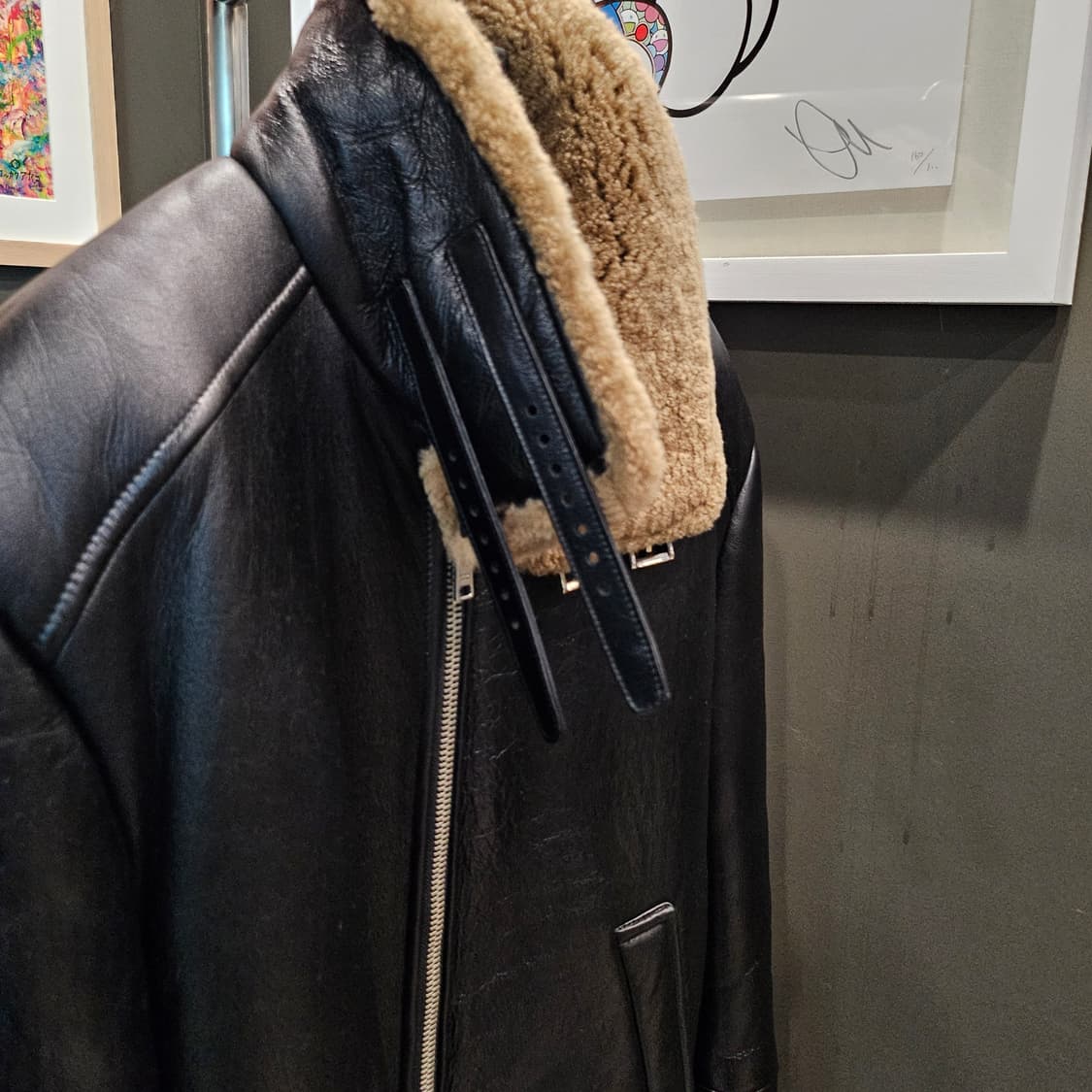 프라다 더블스트랩 넥 스틸 사피아노 삼각로고 무스탕 레더 자켓 상품이미지7