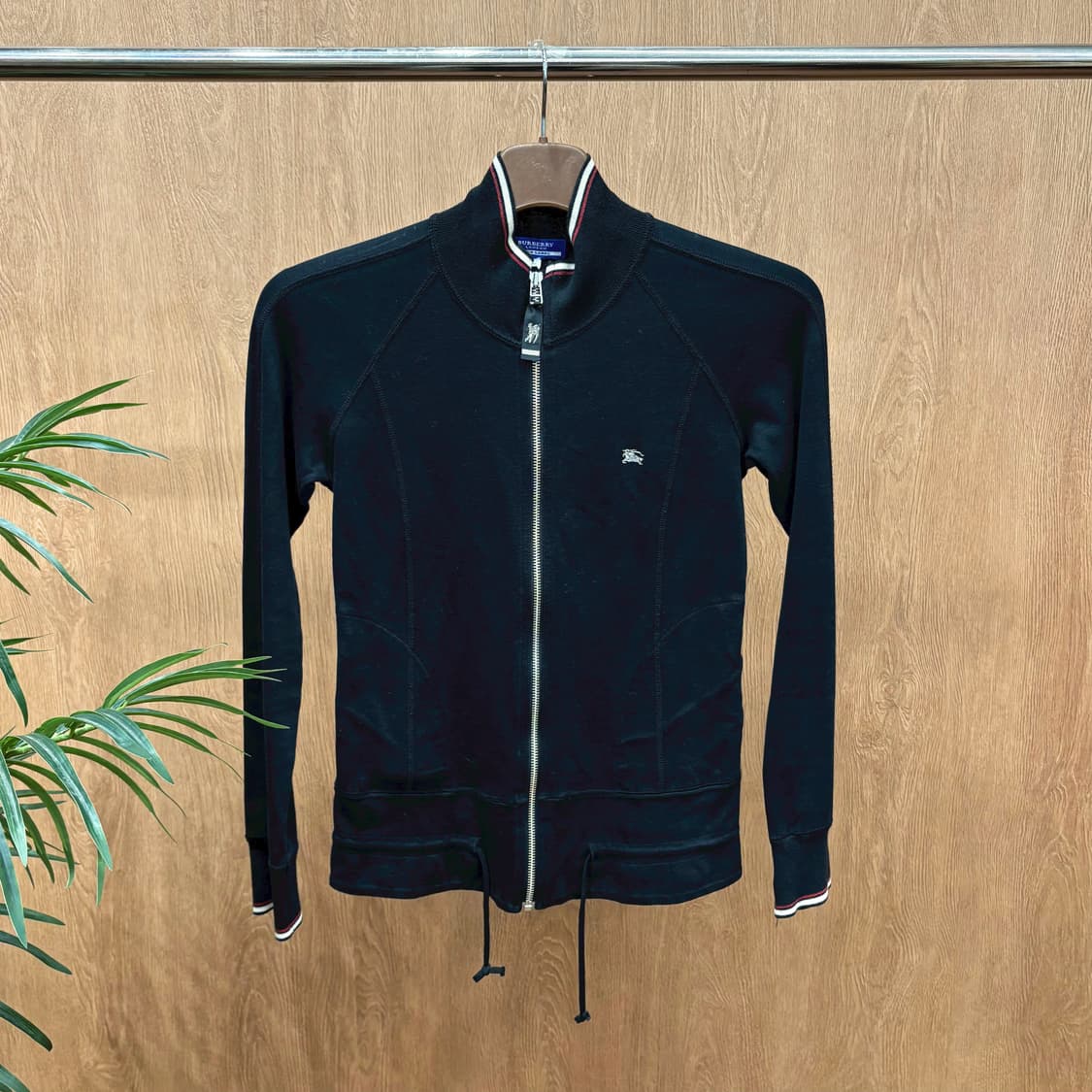 버버리 블루 라벨 하이넥 집업 스웻 자켓 로고 자수 스트링 디테일 블랙 상품이미지1