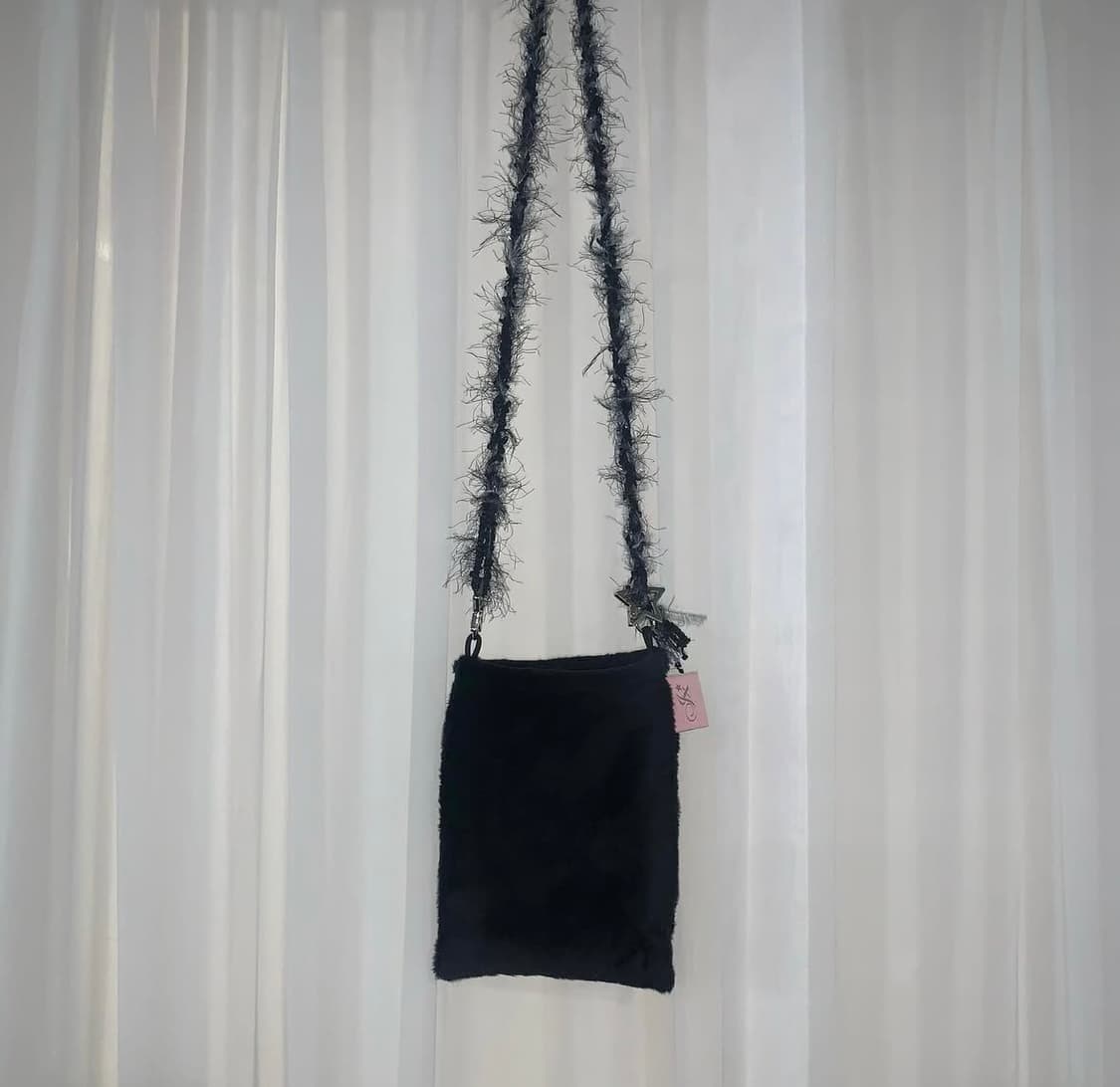 뉴진스 해린 착용) 지초이 jx 퍼 가방 크로스백 지프트샵 블랙 상품이미지2