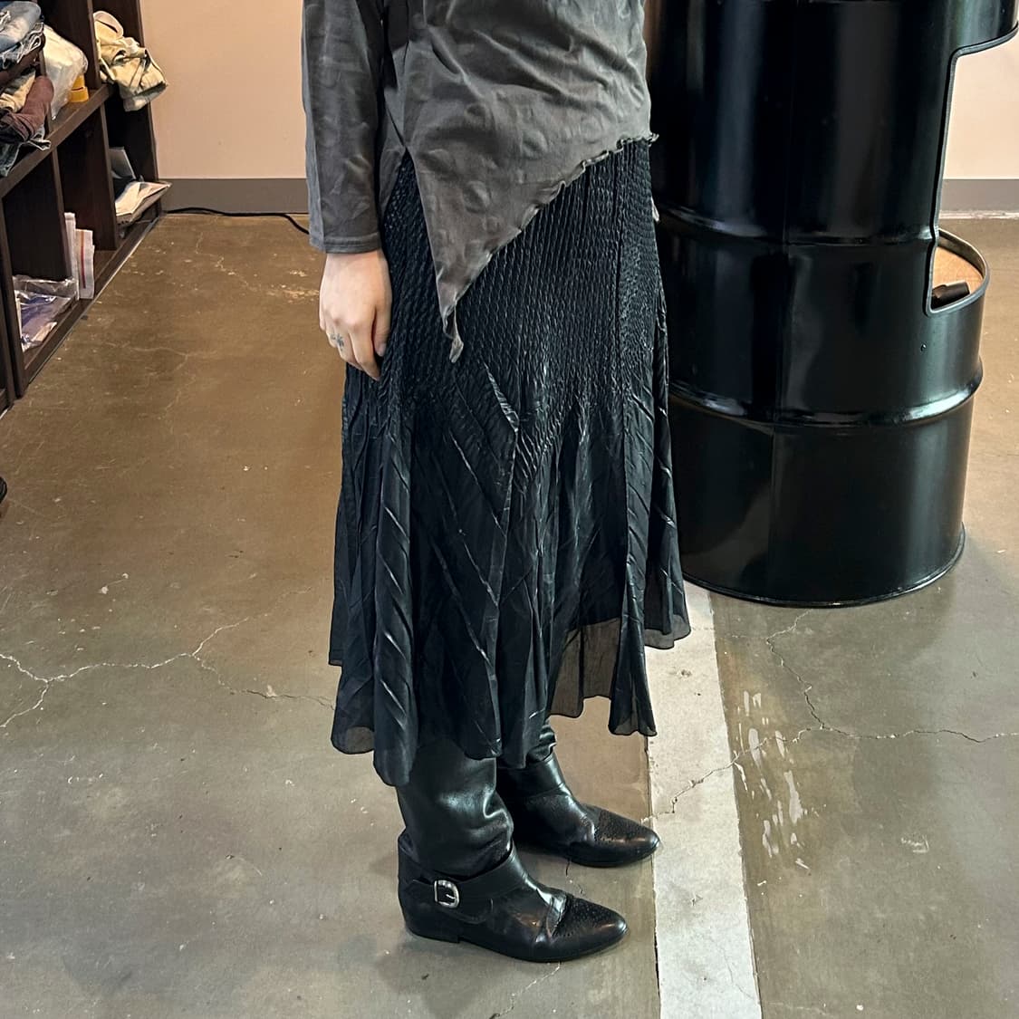 블랙 플리츠 디테일 스커트 상품이미지2