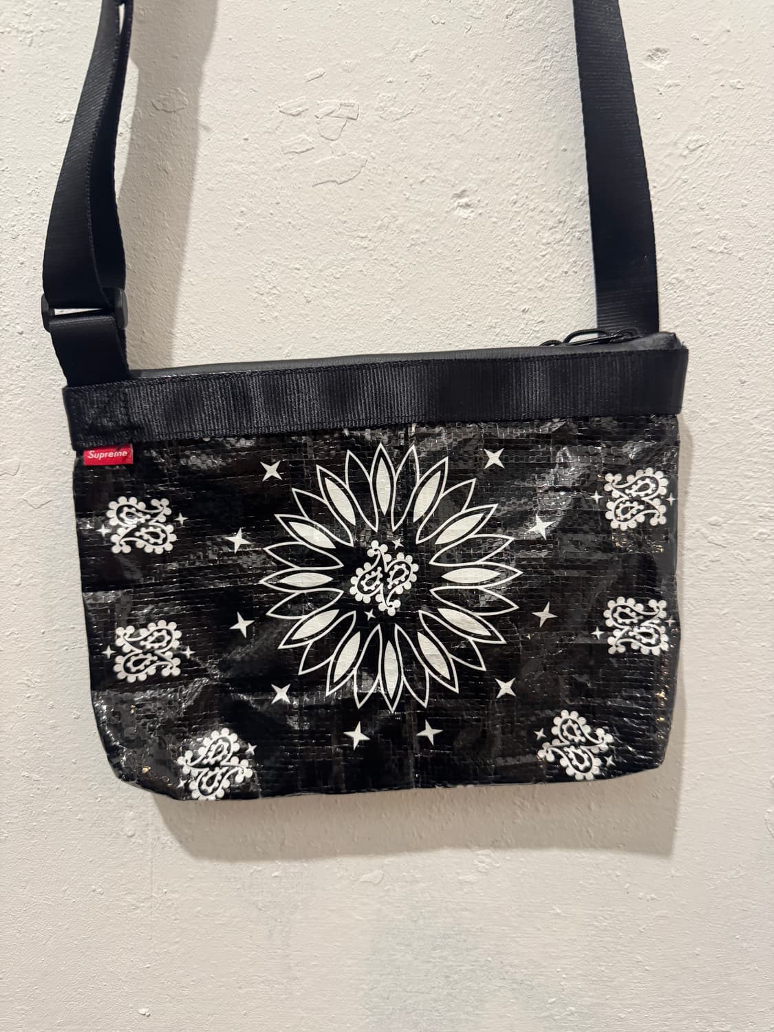 슈프림 반다나 타프 크로스백 상품이미지3