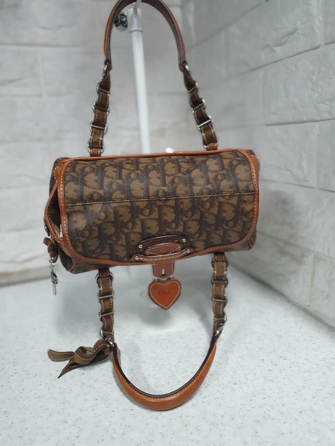 디올(Dior) 로맨틱 하트 브라운자물쇠 토트백 컨디션 좋아요. 상품이미지5