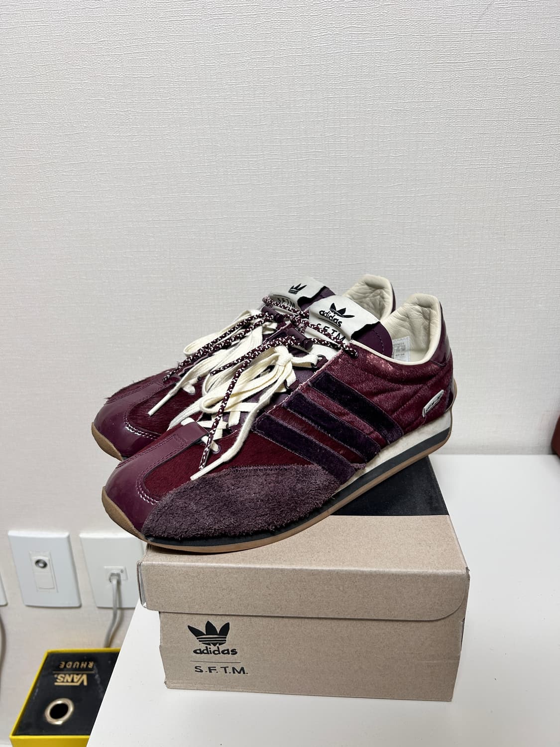 [290] 아디다스 x송포더뮤트 컨트리OG 마룬  상품이미지1