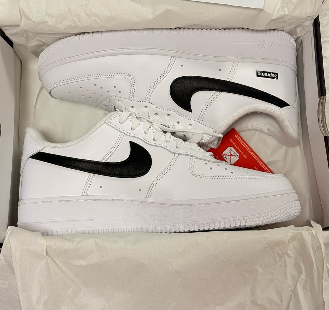 (275) 나이키 x 슈프림 에어 포스 1 로우 화이트 흰검 상품이미지2