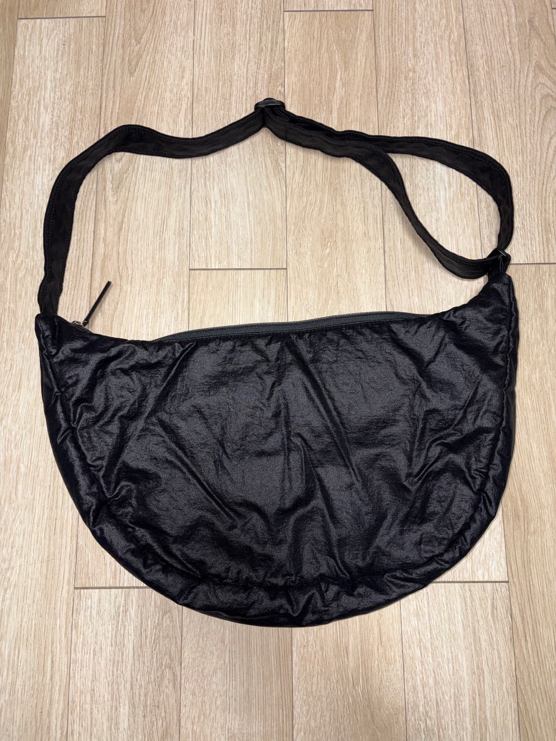 마뗑킴 글로시 패브릭 라운드 크로스백 블랙 상품이미지2