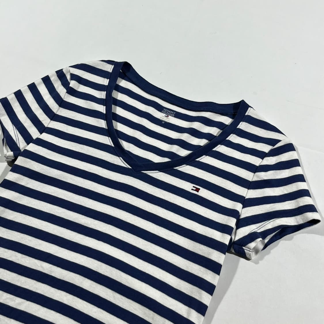 [TOMMY HILFIGER] 타미힐피거 스트라이프 브이넥 반팔 티셔츠 상품이미지2