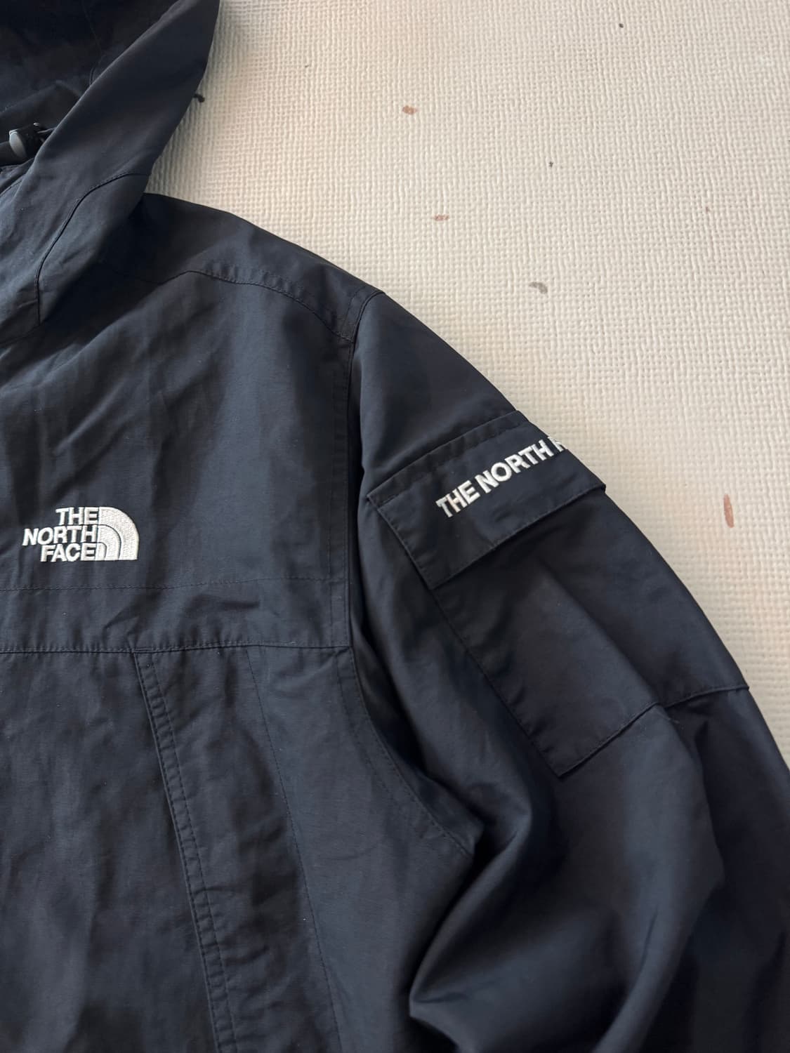 노스페이스 포켓 로고 바람막이 상품이미지2