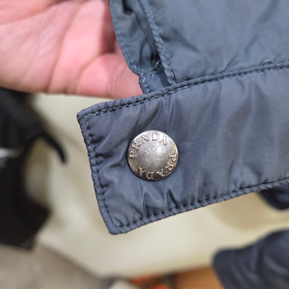 프라다 트라이앵글 경량 구스 패딩 상품이미지3