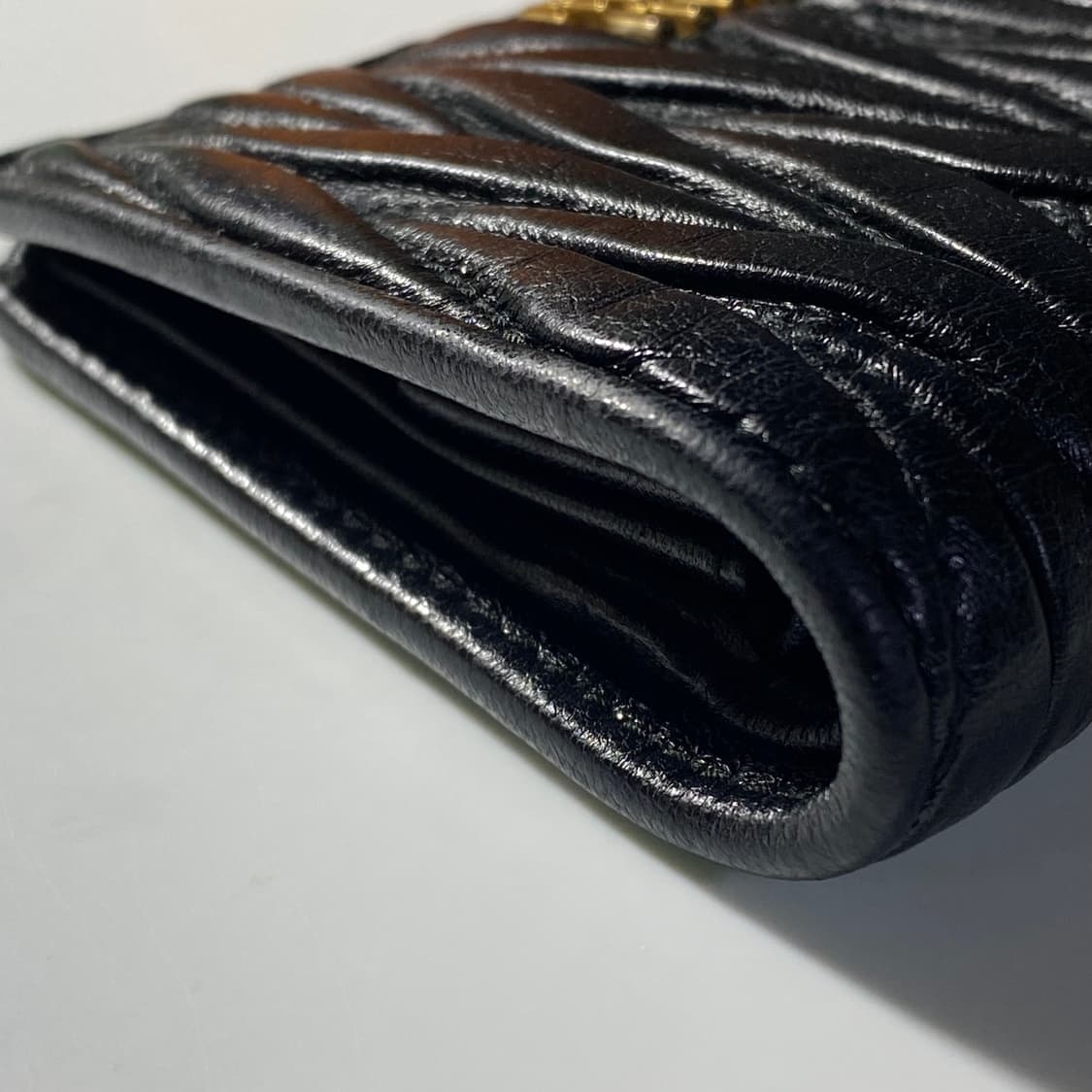 [정품] MIU MIU 미우미우 마테라쎄 나파레더 컴팩트 반지갑 상품이미지4