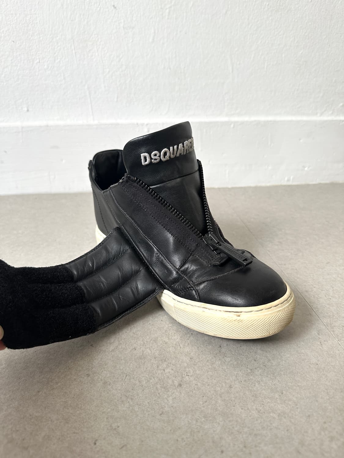 디스퀘어드 블랙푸퍼 레더 지퍼 스니커즈 상품이미지3