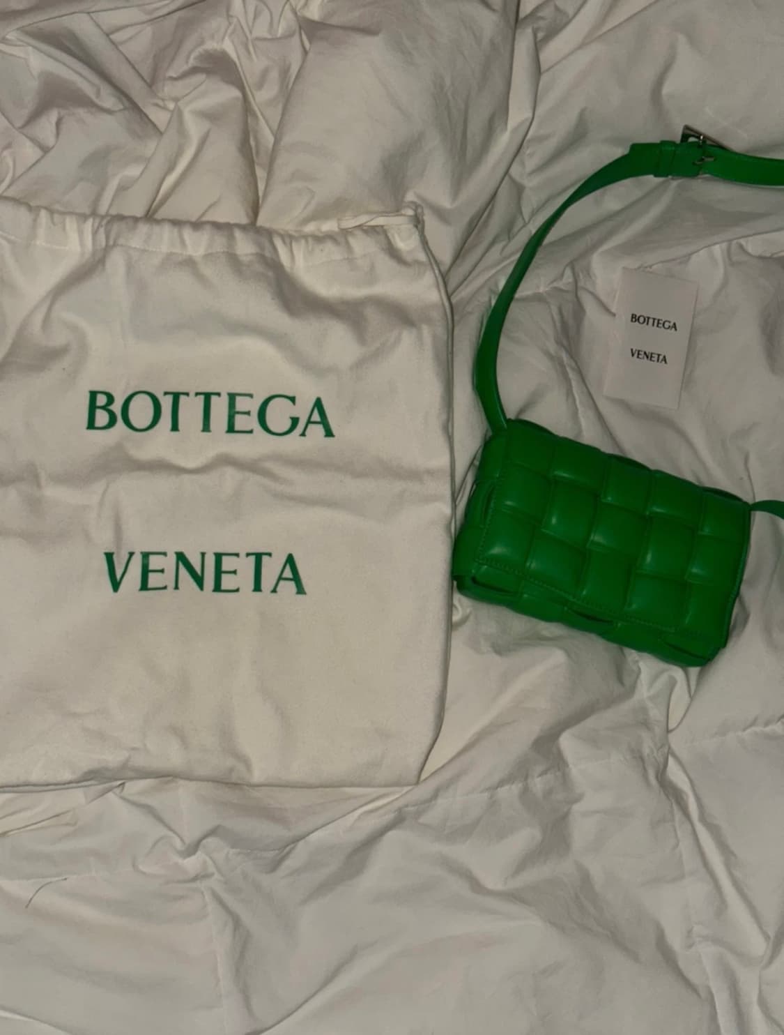 보테가베네타 패디드 패딩 카세트백 그린 상품이미지1