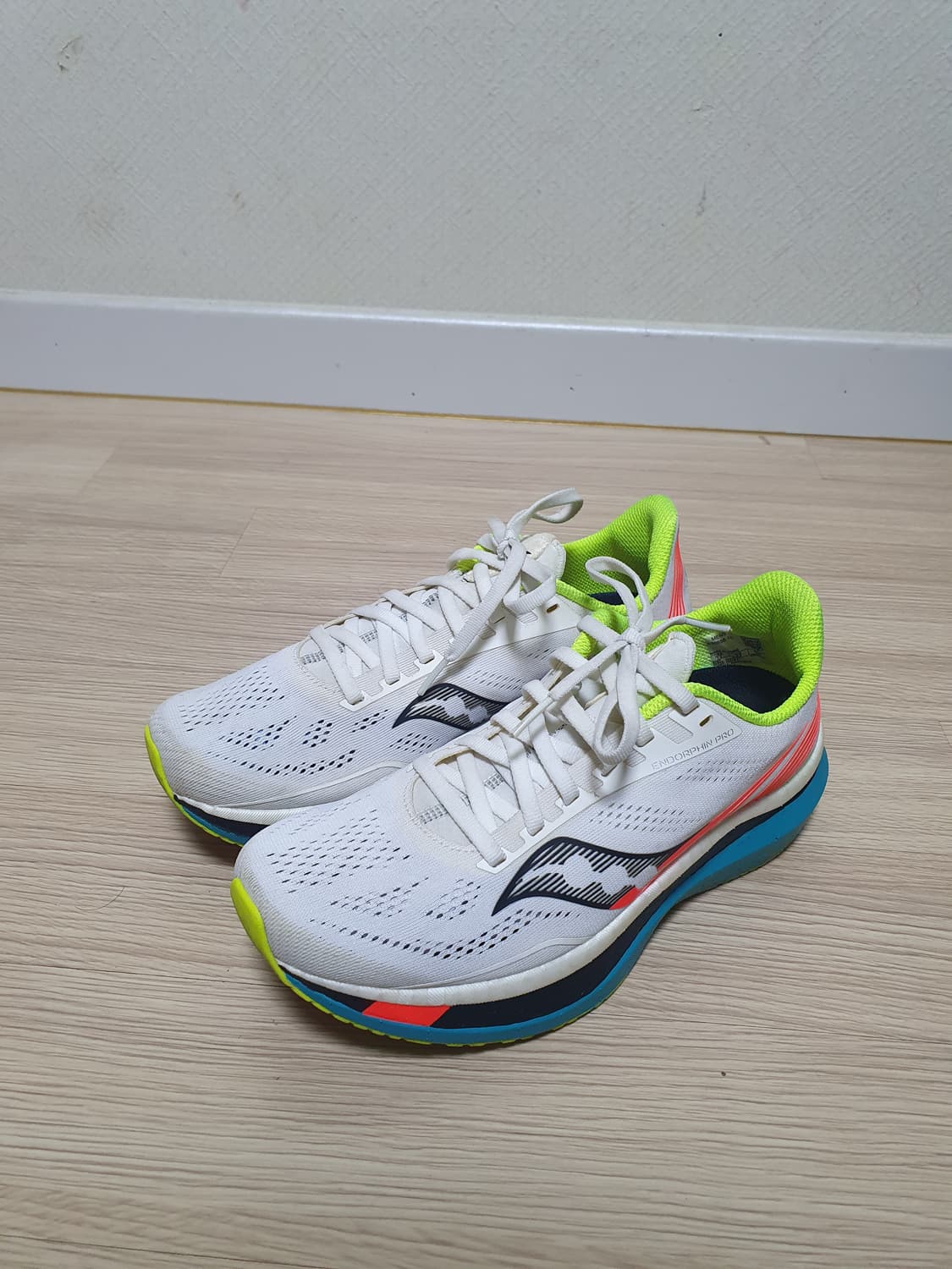 써코니 엔돌핀 프로 러닝화 255 상품이미지4