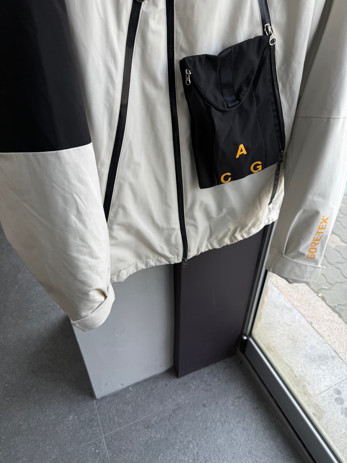 XL/ 나이키 ACG 디플로이 고어텍스 흰검 패딩자켓 상품이미지4